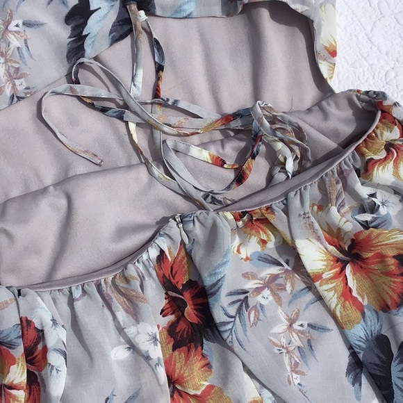 LuLu’s Soft Grey Floral with XCross Tie Back and Cut Out Lower Back L - Picture 7 of 8